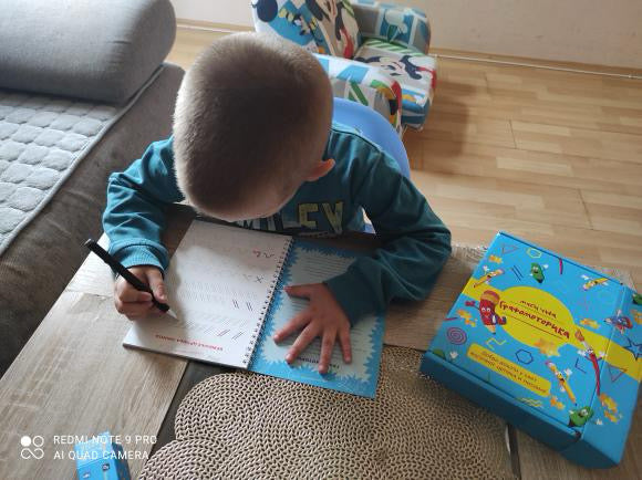Fotografija deteta sa Magičnom Azbukom