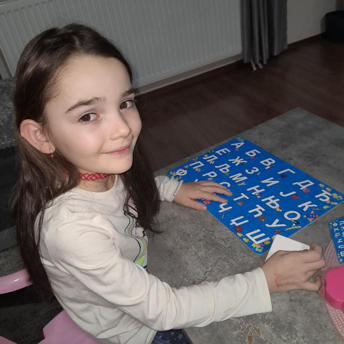 Fotografija deteta sa Magičnom Azbukom