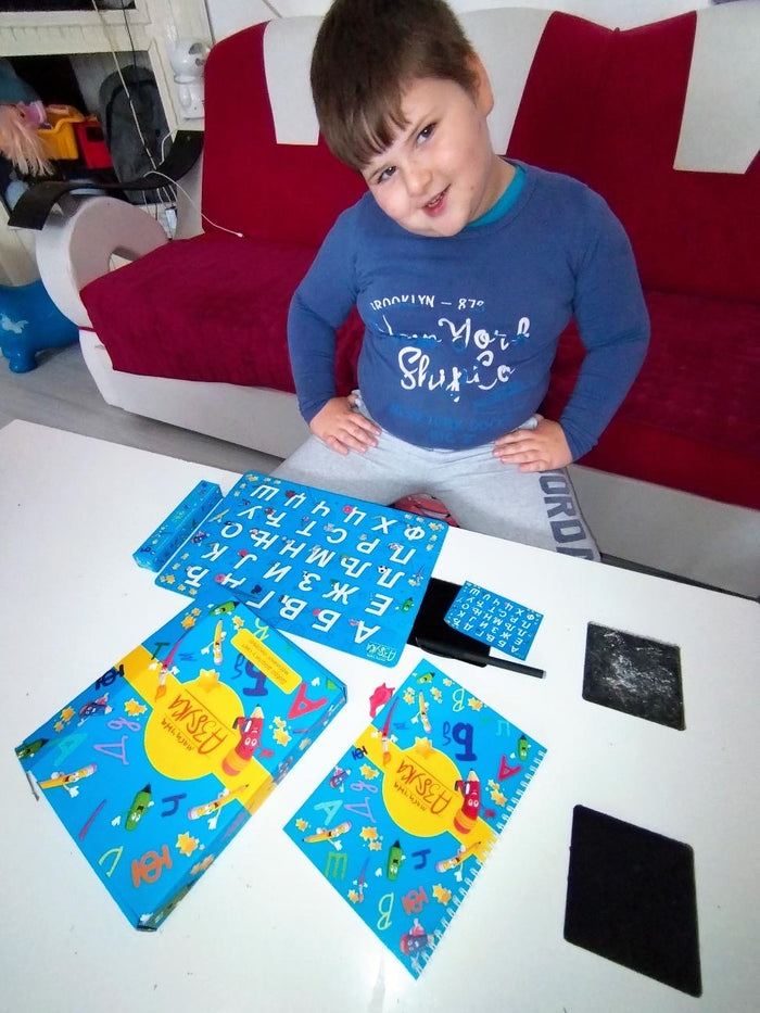 Fotografija deteta sa Magičnom Azbukom